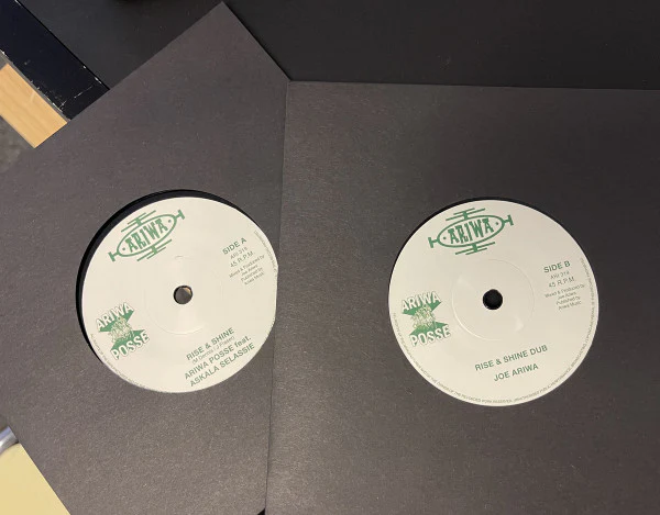 ARIWA POSSE FEAT. ASKALA SELASSIE, Rise & Shine (Ariwa; ARI319, UK 2000s, Solid Centre) 7" /EX