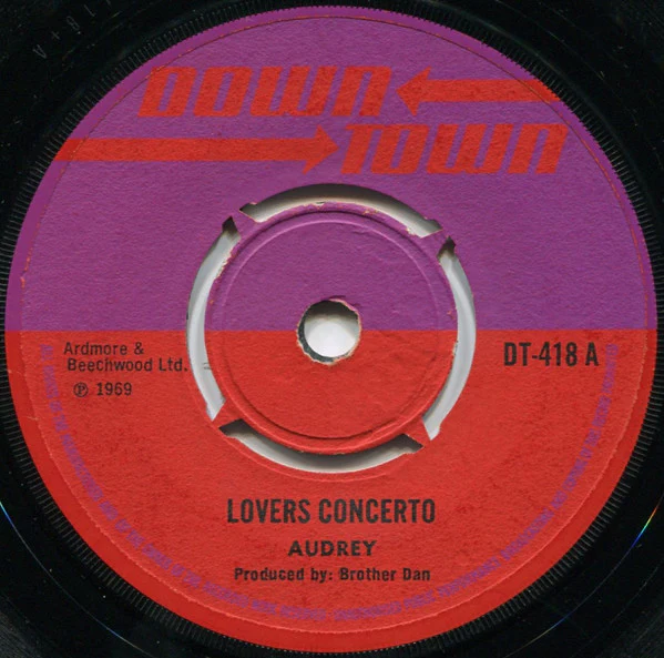AUDREY HALL / HERBIE GRAY & THE RUDIES, Lovers Concerto / Along Came Roy (Downtown; DT-418, UK 1969, 4-Prong Centre) 7" /VG
