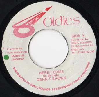 DENNIS BROWN, Here I Come (Sonic Sounds Oldies; , Jamaica 1990s Reissue) 7" /VG