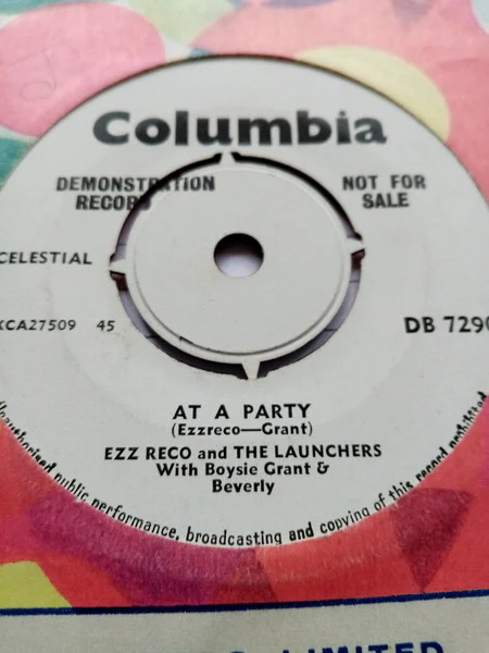 EZZ RECO AND THE LAUNCHERS WITH BOYSIE GRANT & BEVERLY, Please Come Back / At A Party (Columbia; DB 7290, UK 1964, Promo, Company Sleeve, 4 prong centre) 7" VG+/VG+ - Image 2