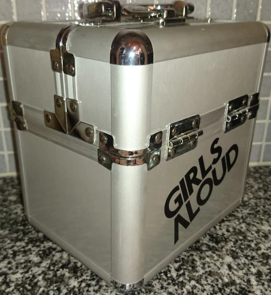 GIRLS ALOUD, The Singles Box Set (Polydor; 2704911, UK 2009, Miniature Padded Flight Case, Booklet, With Rarities CD, Karaoke CD-ROM & Keys) 21xCDs EX/EX - Image 2