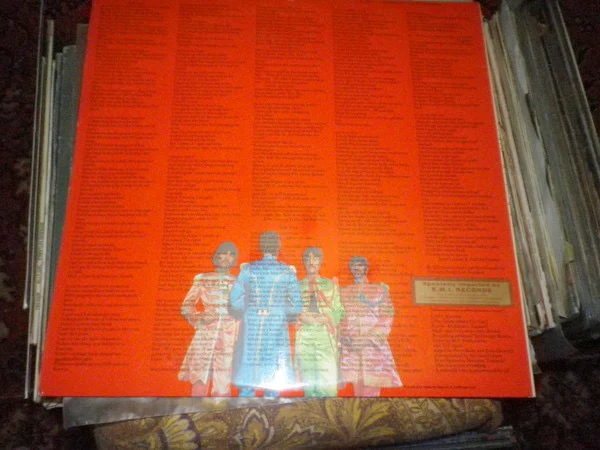THE BEATLES, Sgt. Pepper's Lonely Hearts Club Band (Parlophone; PCS 7027, France 1973 Reissue, Laminated Non-Flipback UK G&L Gatefold Sleeve, Insert, Stereo) LP VG+/EX - Image 2