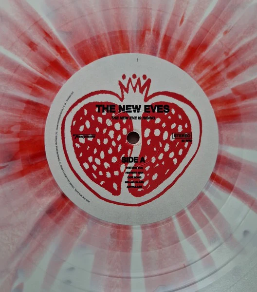 THE NEW EVES, The New Eve Is Rising (Transgressive Records; TRANS913RT, UK 2025, Gatefold, Red Pomegranate Splatter On White Vinyl With 7". Rough Trade Exclusive) LP EX/EX - Image 2
