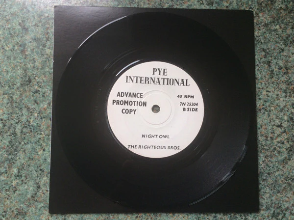 THE RIGHTEOUS BROTHERS, Something's Got A Hold On Me / Night Owl (Pye International; 7N.25304, UK 1965, Promo, Company Inner) 7" /G - Image 2