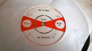 THE SKATALITES / DOTTY & BONNIE, Trip To Mars / A Bunch Of Roses (Island Records; WI-161, UK 1966, 4-Prong Centre) 7" /G